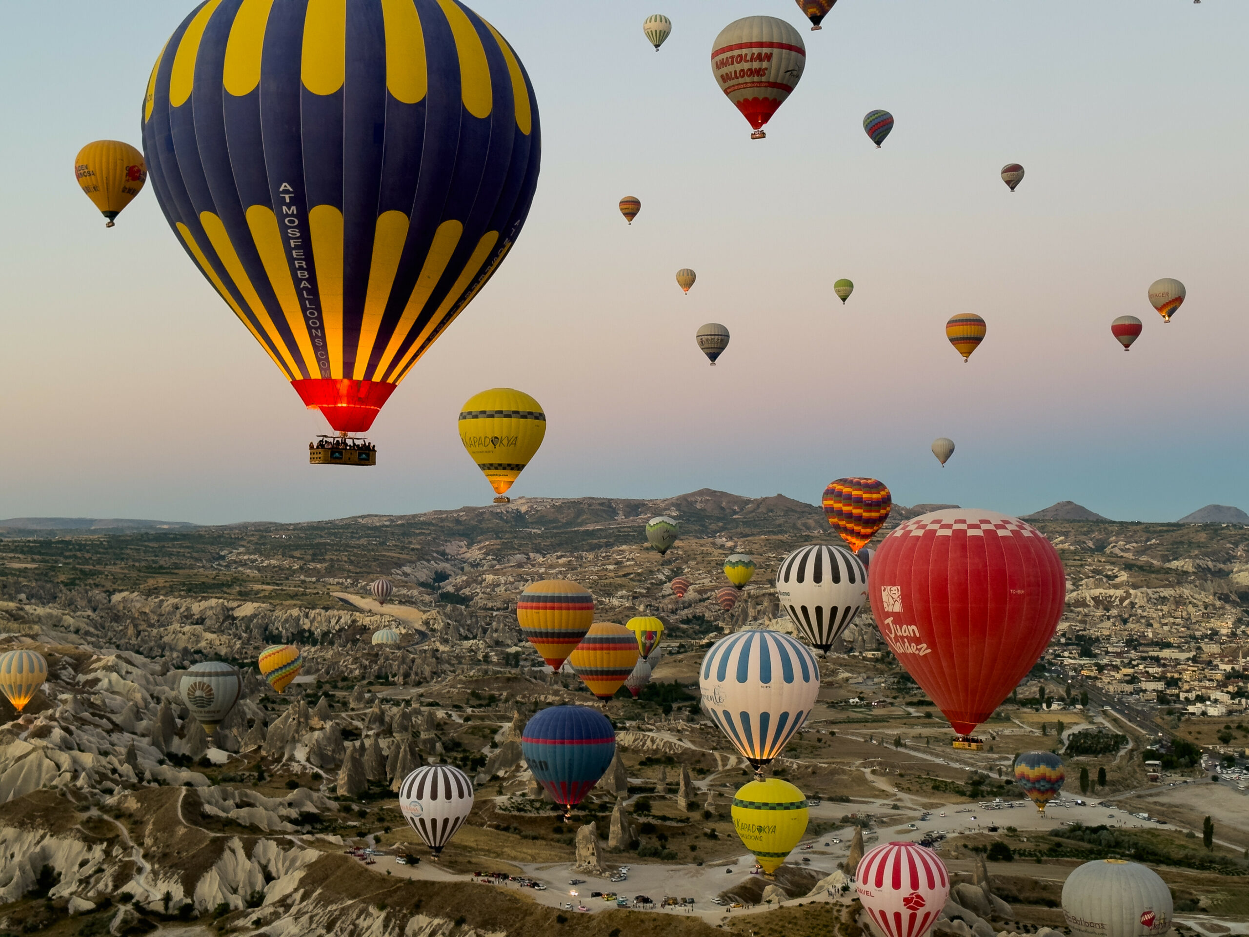 Morgens zum Sonnenaufgang steigen Heißluftballons über Kappadokien auf