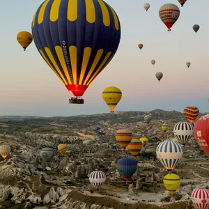 Morgens zum Sonnenaufgang steigen Heißluftballons über Kappadokien auf