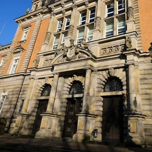 Aussenansicht mit Haupteingang des Hamburger Strafjustizgebäudes am Sievekingplatz.