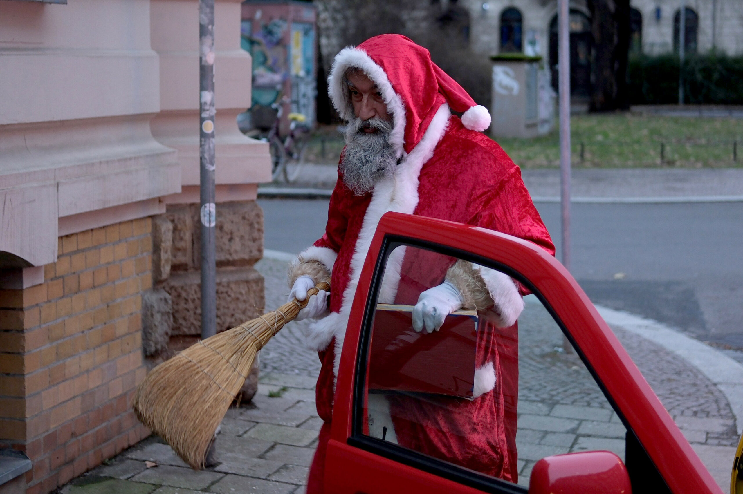 Ein Weihnachtsmann mit Rute (Symbolbild).