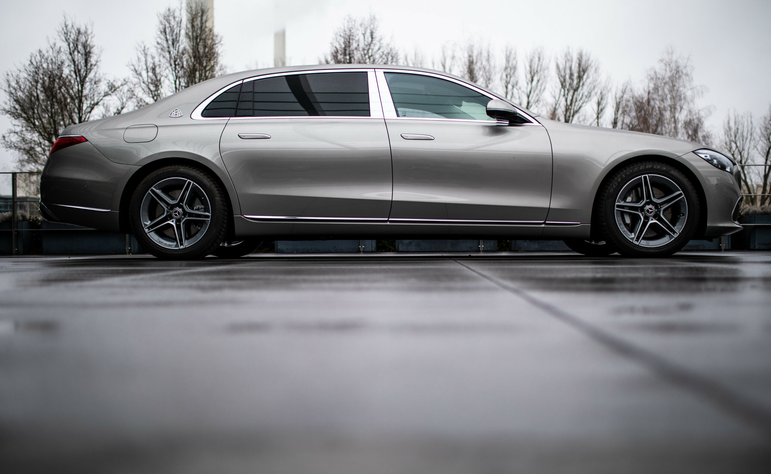 Mehrere Luxusautos wurden sichergestellt, darunter ein Mercedes Maybach.