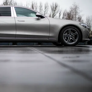 Mehrere Luxusautos wurden sichergestellt, darunter ein Mercedes Maybach.