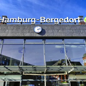 Schwarzfahrer prügelt am Bahnhof Bergedorf auf Bundespolizisten ein