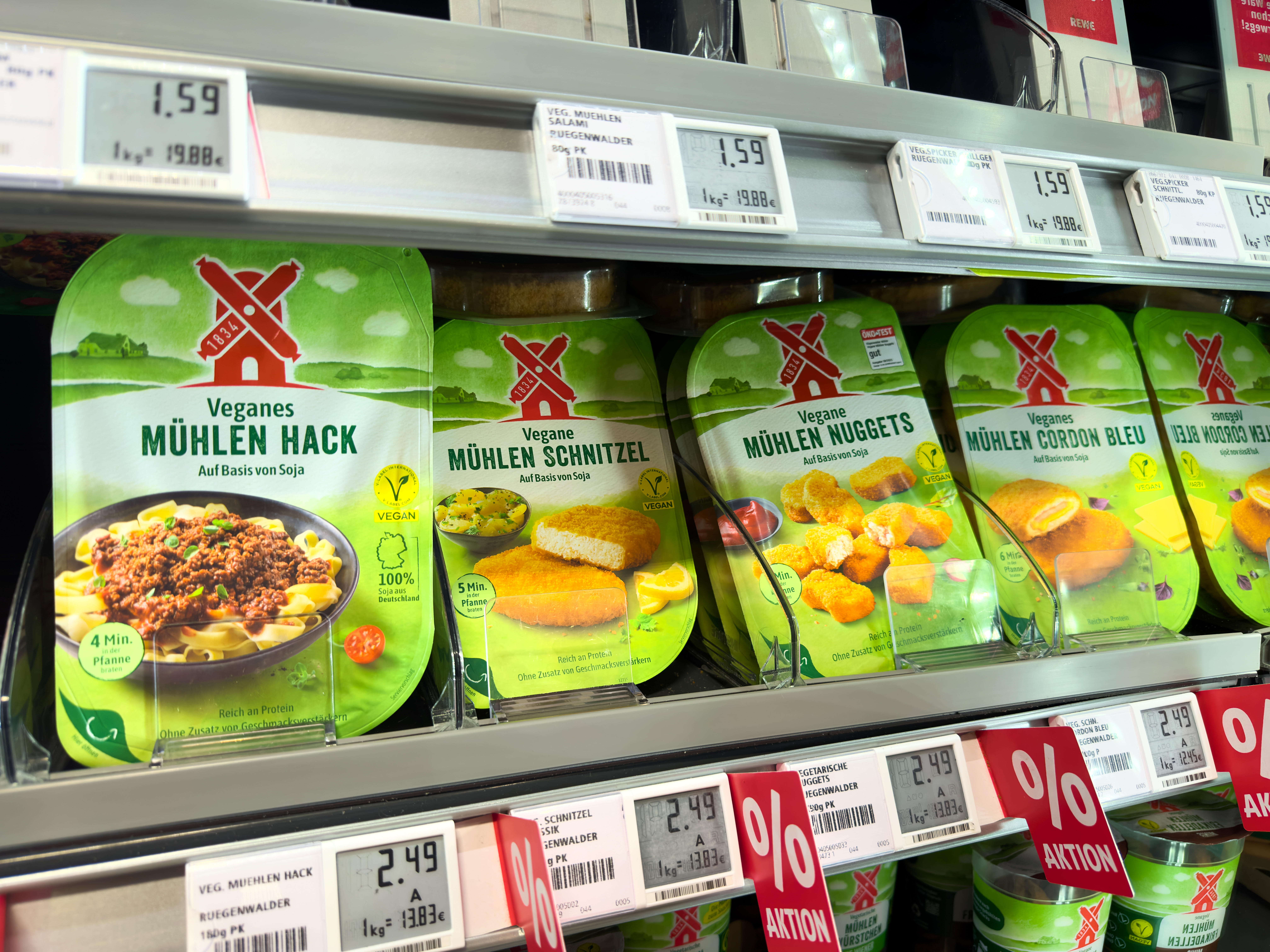 Vegane Produkte von Rügenwalder Mühle im Regal
