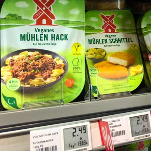 Vegane Produkte von Rügenwalder Mühle im Regal