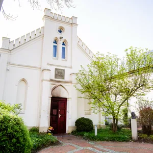 Blumen und Kerzen stehen vor der Synagoge im Stadtzentrum in Oldenburg, auf die der Brandanschlag verübt wurde.