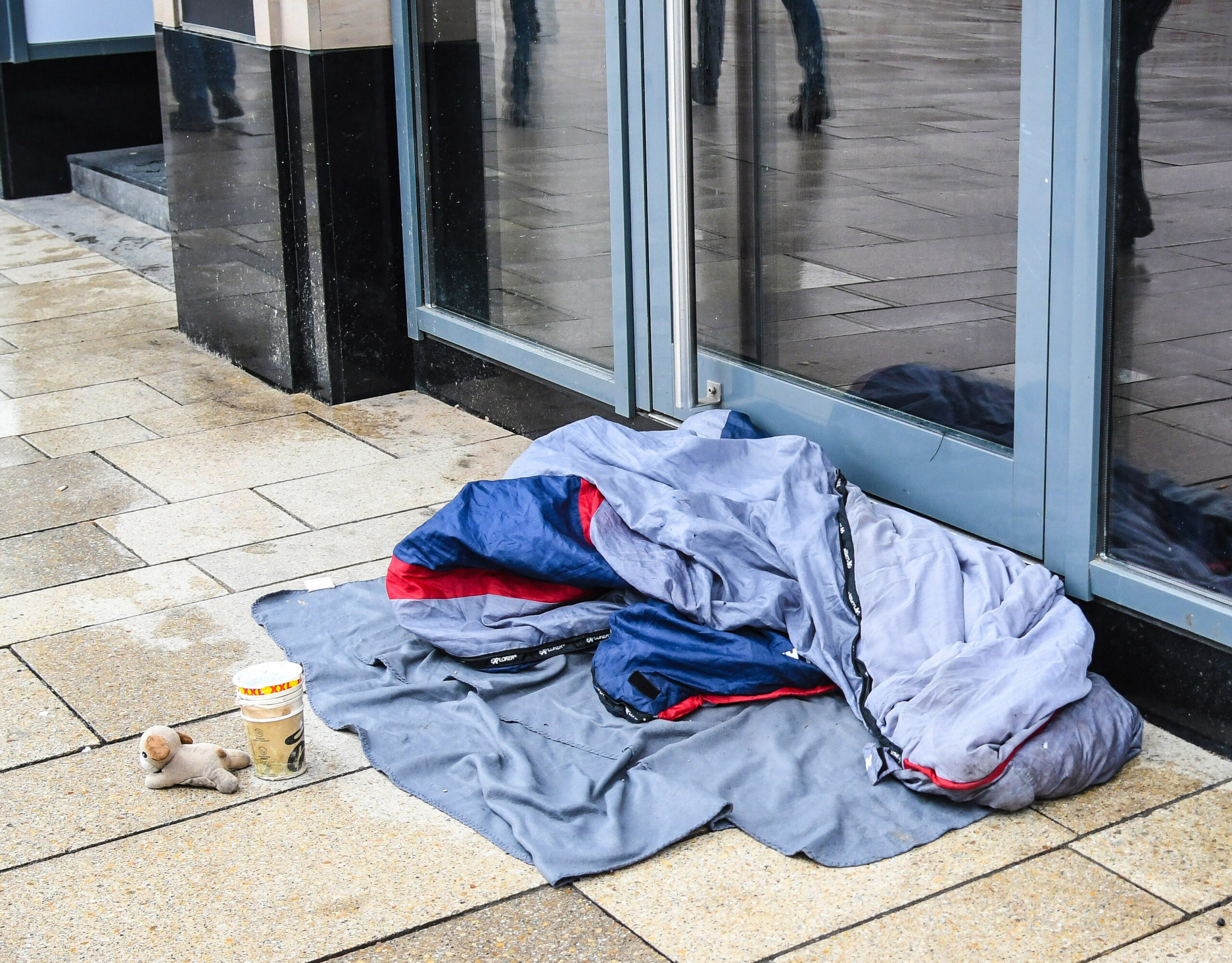 Schlafplatz einer obdachlosen Person am Hamburger Jungfernstieg