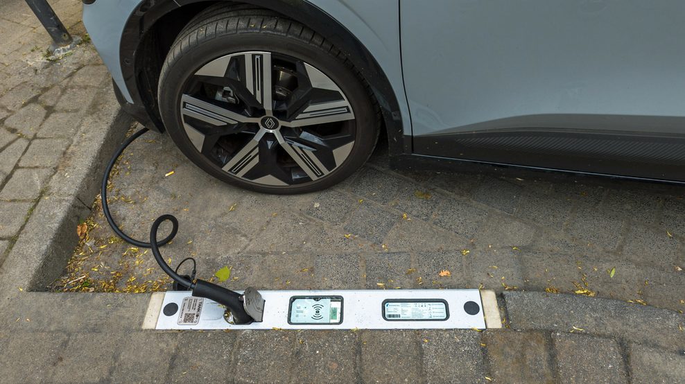 Ein E-Auto lädt an einer Bordsteinladestelle.