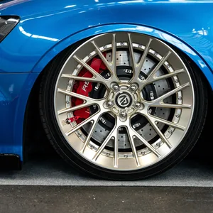 Ein tiefergelegter Audi RS3 auf einer Messe (Symbolbild).