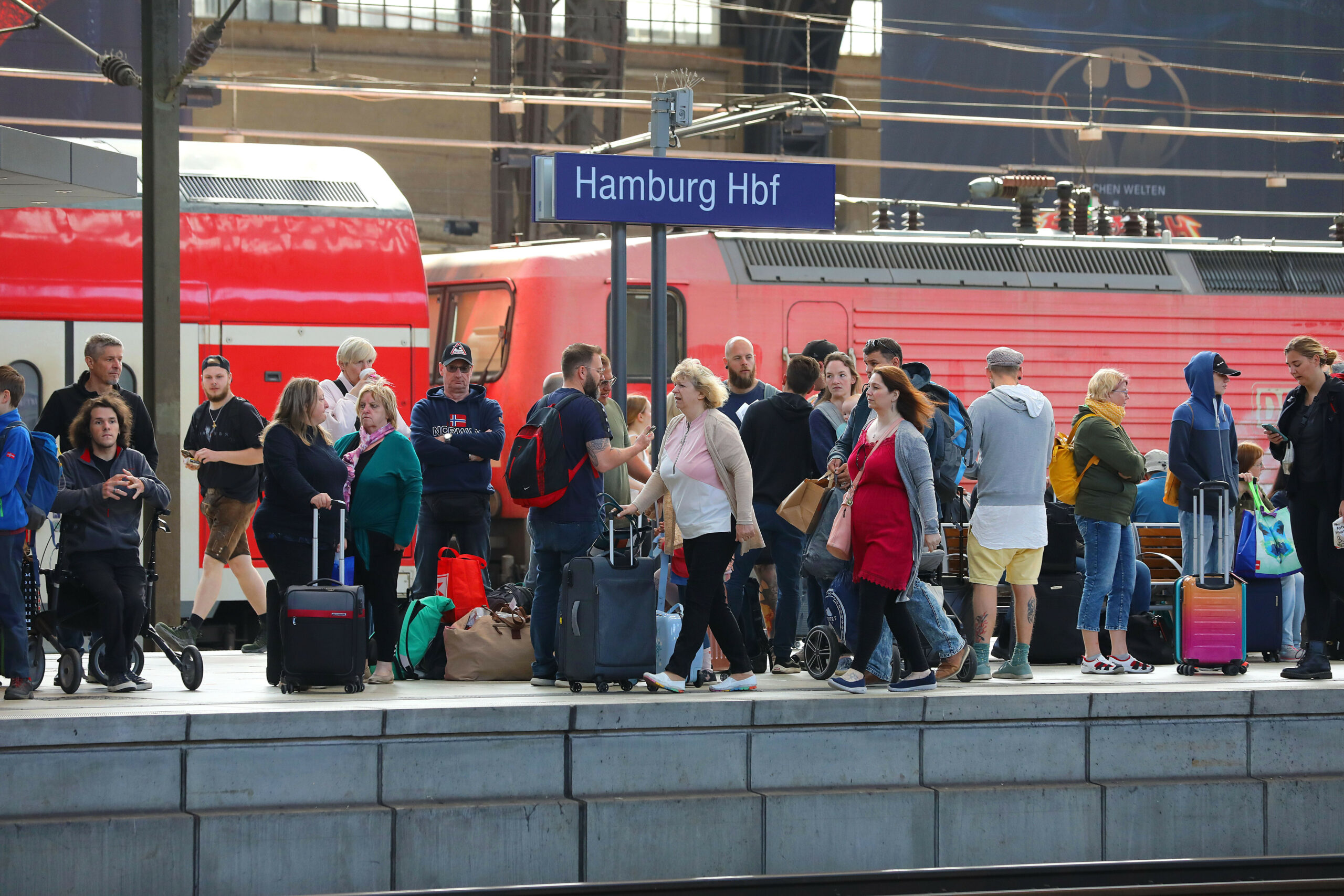 Fahrgäste stehen am Hamburger Hauptbahnhof
