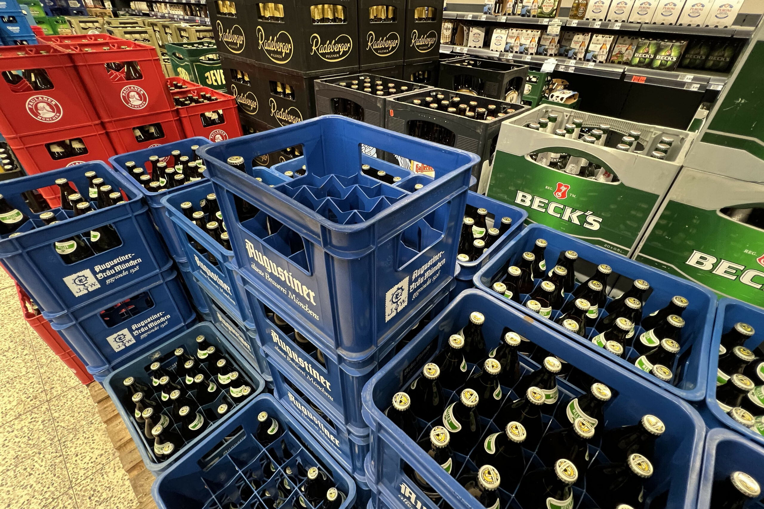 Bierkisten im Getränkemarkt (Symbolbild)