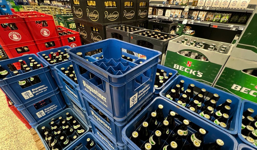 Betrunkener-Bastler-verungl-ckt-mit-Auto-Marke-Eigenbau-aus-einem-Bierkasten-