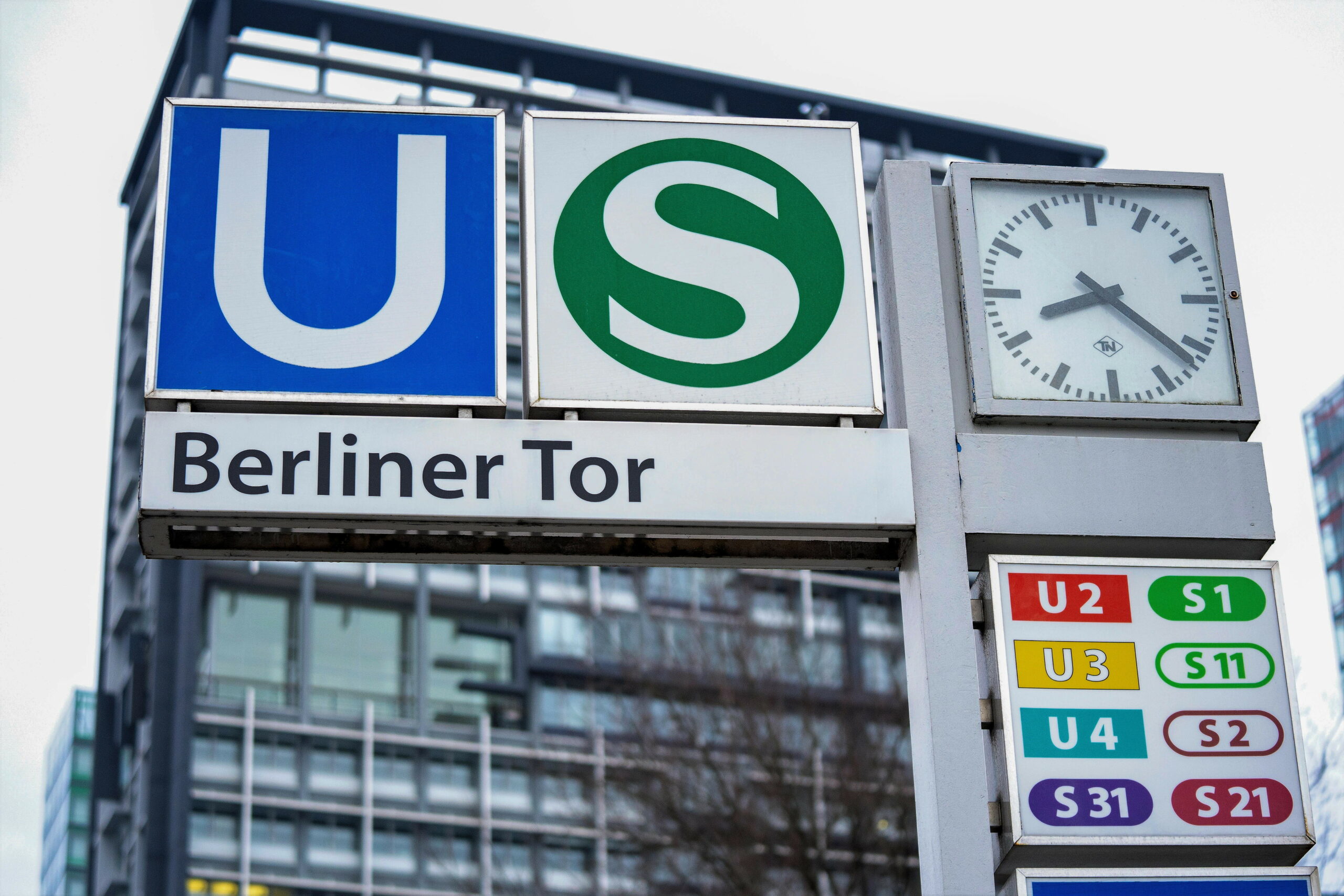 Frau wird nervös als sie am Bahnhof Berliner Tor Bundespolizisten entdeckt – Beamte finden bei Kontrolle ein Messer.