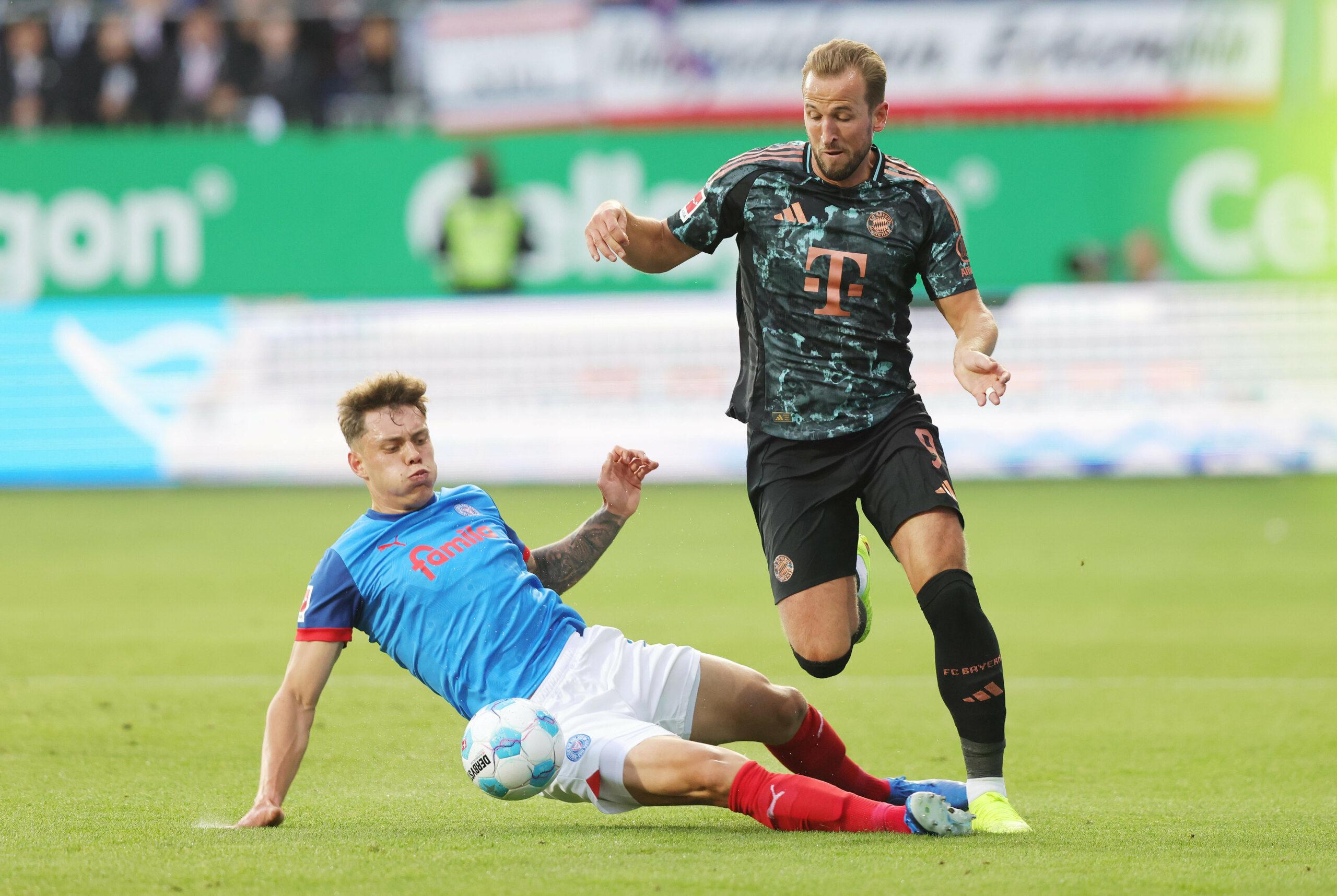 Nicolai Remberg im Zweikampf mit Harry Kane