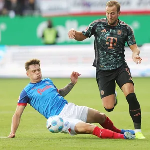 Nicolai Remberg im Zweikampf mit Harry Kane
