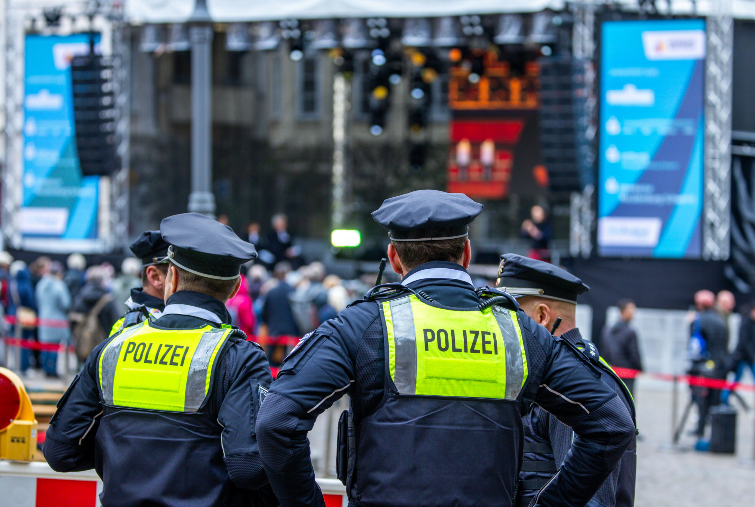 Polizisten in der Innenstadt von Schwerin (Symbolbild).