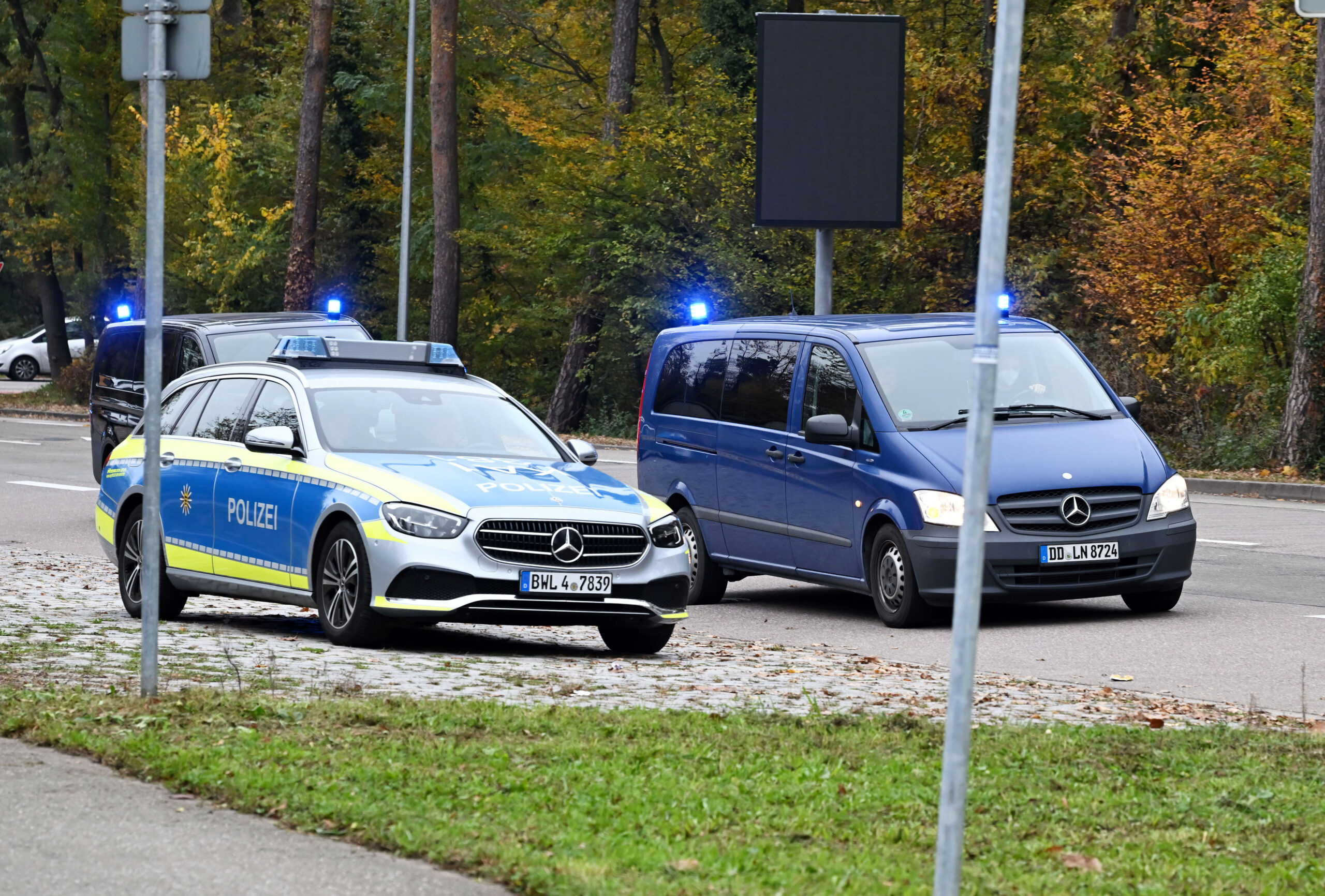 Fahrzeuge mit Blaulicht fahren in den Bundesgerichtshof (BGH). (Symbolbild)