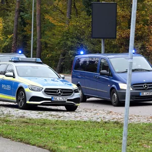 Fahrzeuge mit Blaulicht fahren in den Bundesgerichtshof (BGH). (Symbolbild)