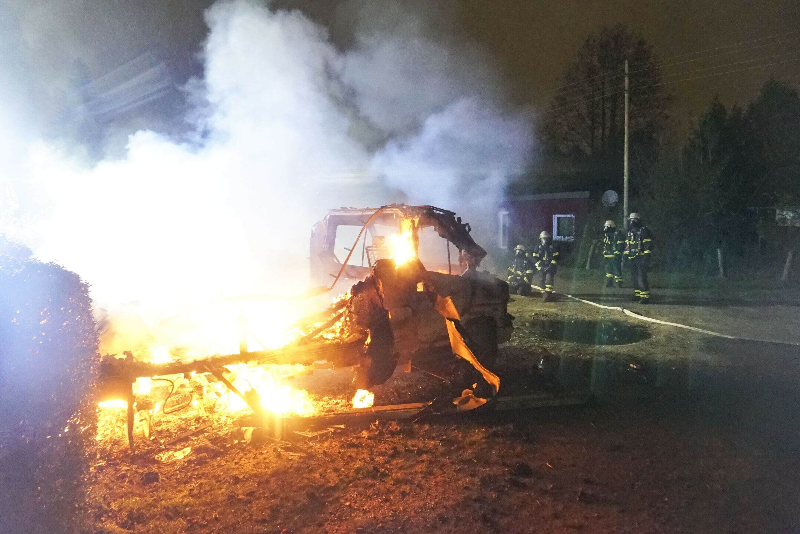 Lovomobil und Müllcontainer in Himmelpforten – Polizei ermittelt wegen Brandstiftung