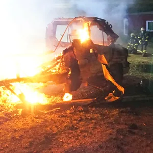 Lovomobil und Müllcontainer in Himmelpforten – Polizei ermittelt wegen Brandstiftung