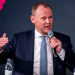 Andy Grote am Mikrofon