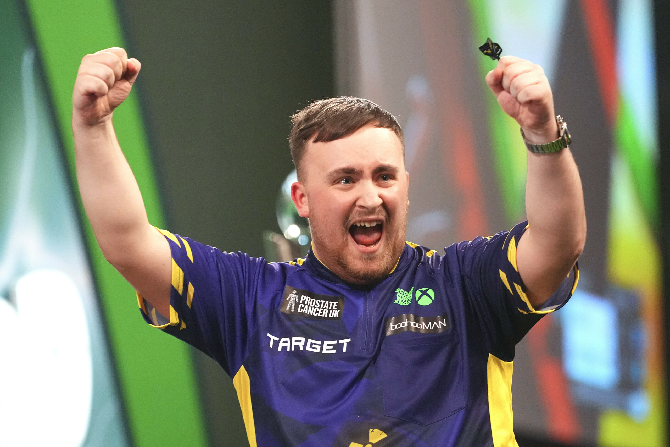 Luke Littler jubelt bei der Darts-WM