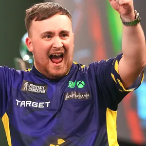 Luke Littler jubelt bei der Darts-WM