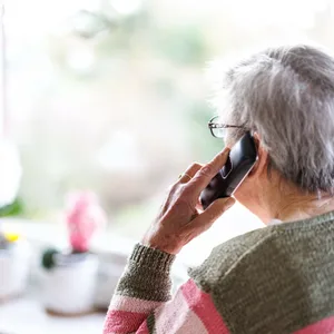 Eine Seniorin telefoniert (Symbolbild)
