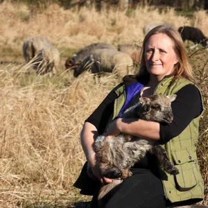 Nadine Quinn (45) ist Schäferin in den Boberger Dünen.