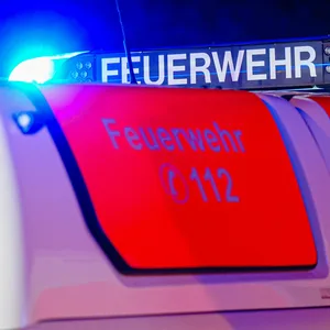 Aufschrift „Feuerwehr“ auf Feuerwehrauto mit Blaulicht