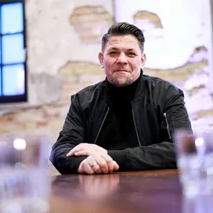 Star-Koch Tim Mälzer (54) macht aus seiner „Bullerei“ die „Fischerei“.