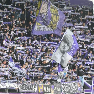 Fans von Erzgebirge Aue halten ihre Schals hoch