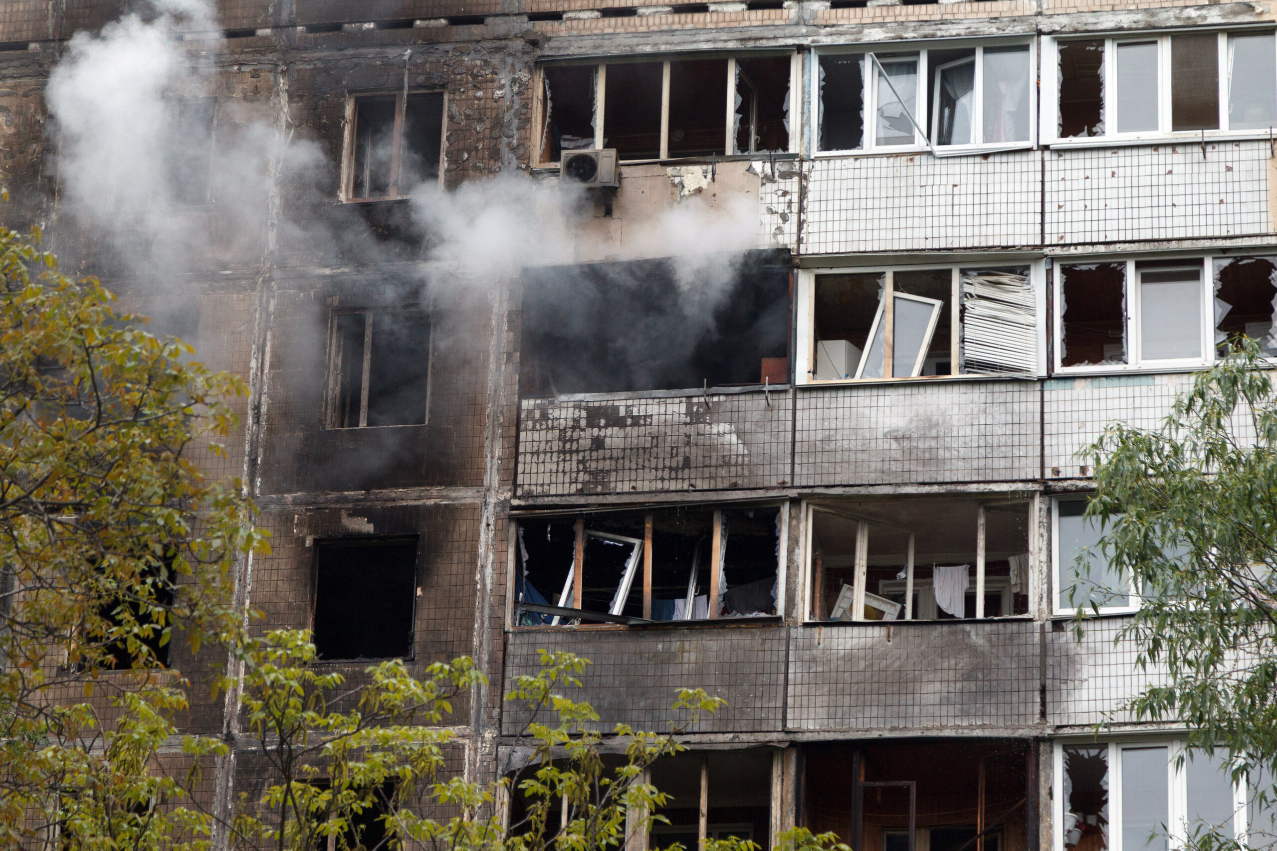 Nach einem russischen Luftangriff steigt Rauch aus einem brennenden Wohnblock auf.