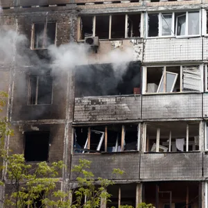 Nach einem russischen Luftangriff steigt Rauch aus einem brennenden Wohnblock auf.