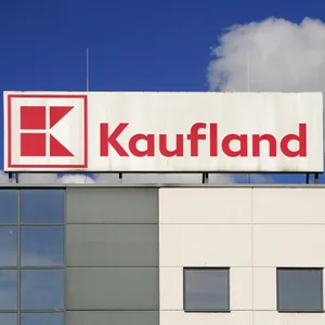 Mann belästigt und betatscht junge Mädhen an Kaufland Supermarkt in Bad Segeberg – Polizei sucht Opfer