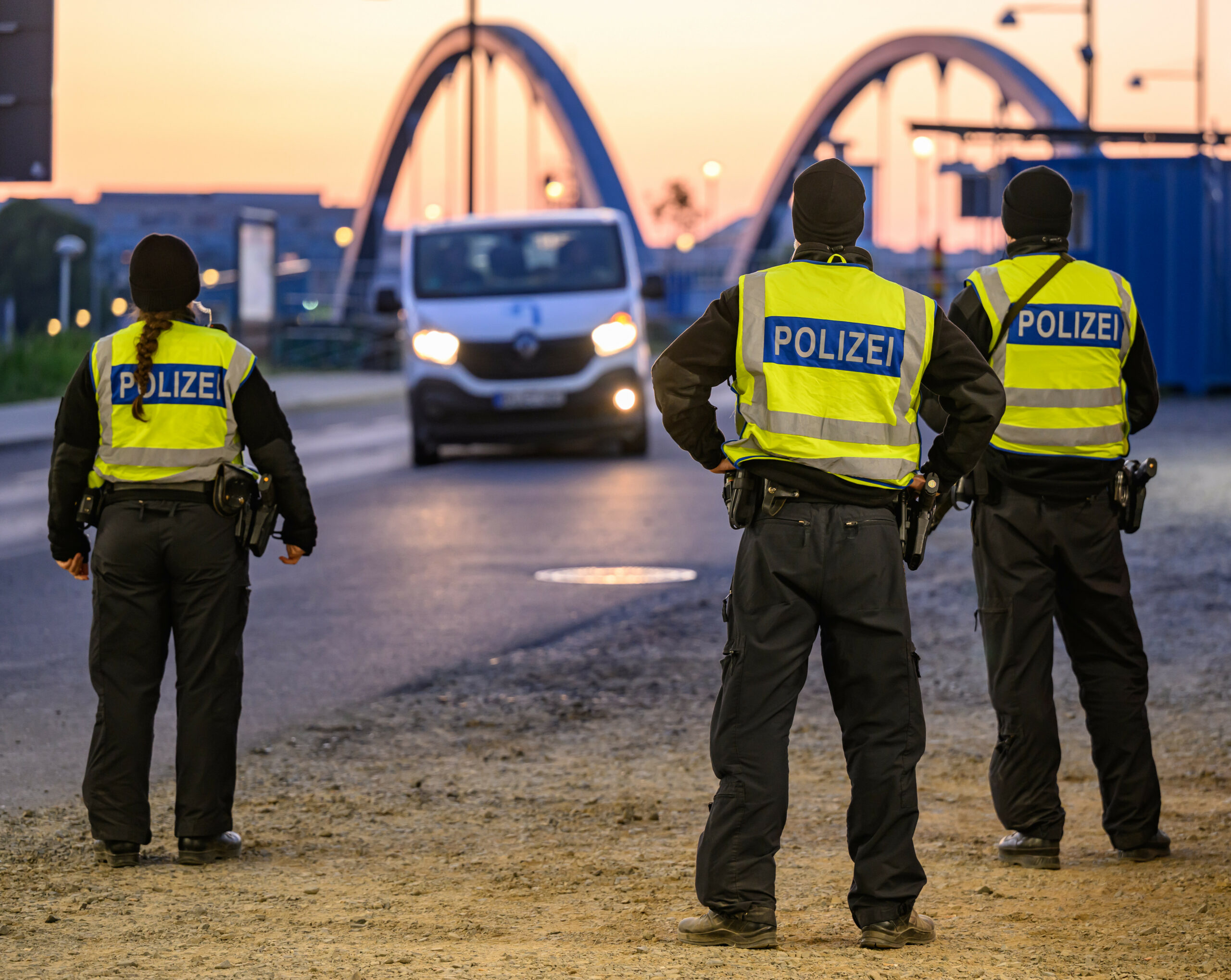Bundespolizisten bei Kontrollen hinter der deutsch-polnischen Grenze.