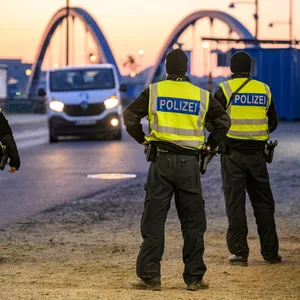 Bundespolizisten bei Kontrollen hinter der deutsch-polnischen Grenze.