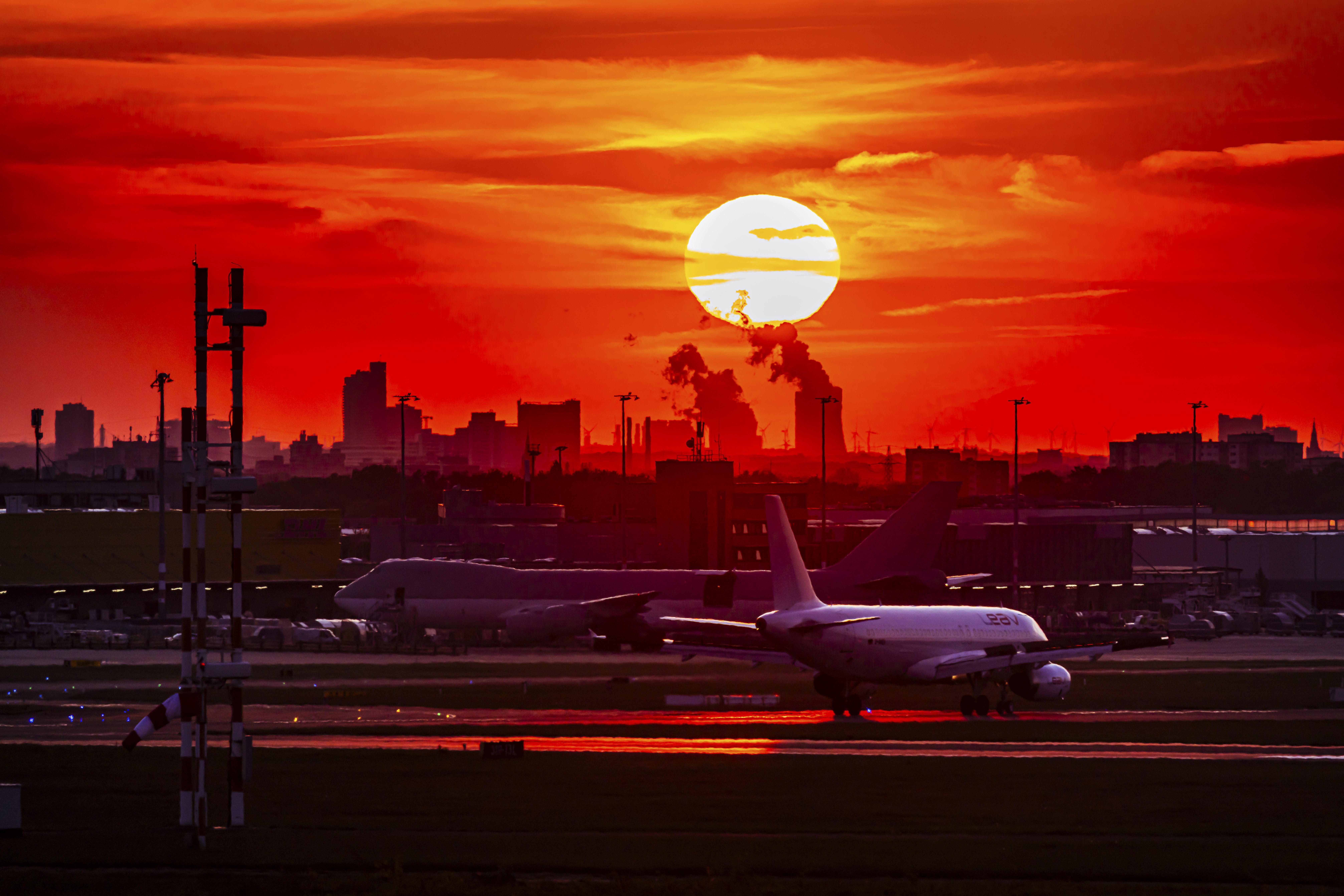 Flugzeuge bei Sonnenuntergang am Flughafen Köln Bonn.