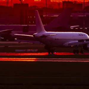 Flugzeuge bei Sonnenuntergang am Flughafen Köln Bonn.