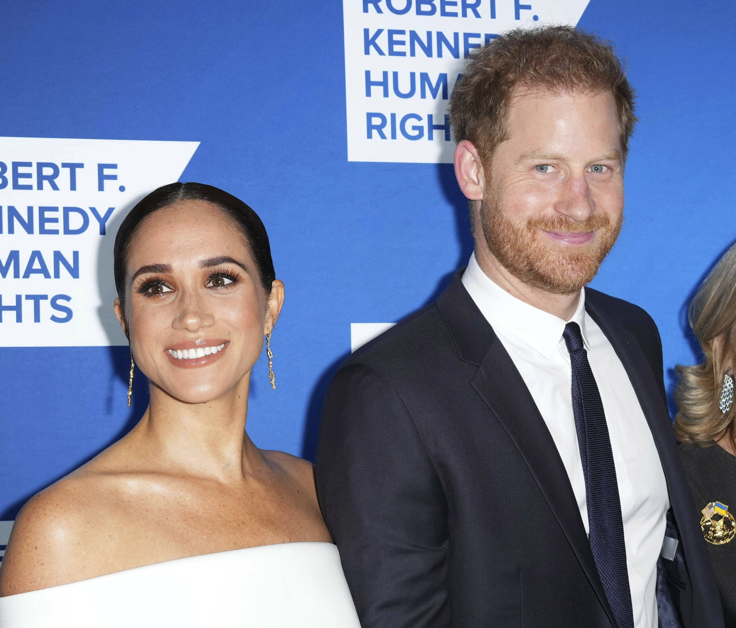 Herzogin Meghan und Prinz Harry stehen nebeineinander