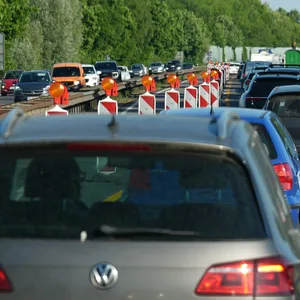 Eine Baustelle auf der Autobahn A23 (Archivbild).
