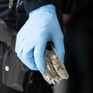 Bei der Razzia fand die Polizei illegale Drogen. (Symbolbild)