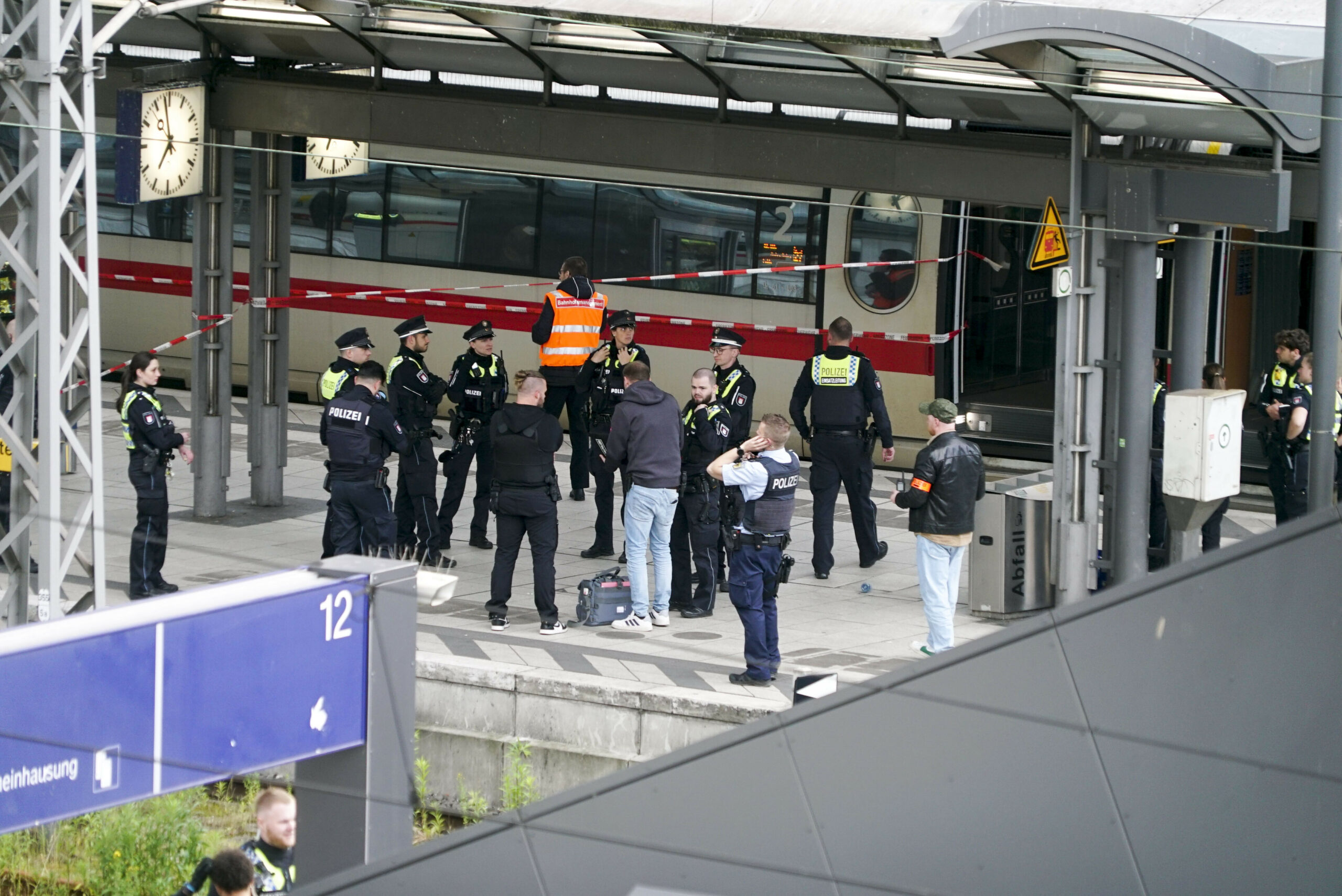 In Hamburg verletzte eine Frau 18 Menschen mit einem Messer. Zuvor war sie aus der Psychiatrie entlassen worden.