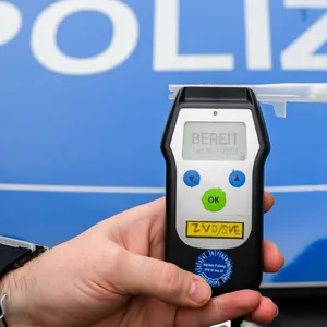 Ein Polizist zeigt einen Alkoholtest