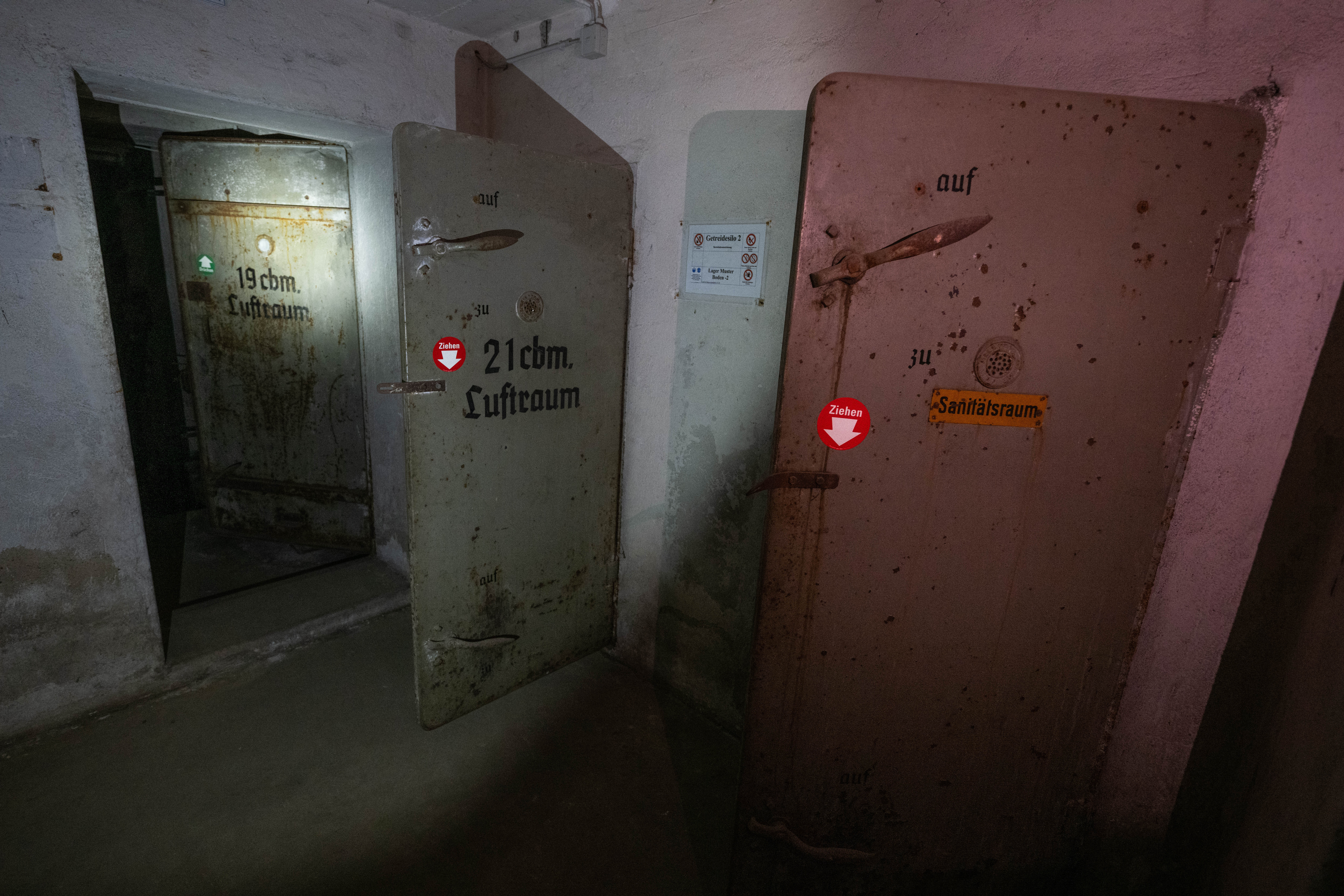 Türen eines Luftschutzbunker im Osten von Frankfurt