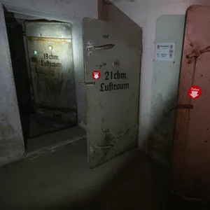 Türen eines Luftschutzbunker im Osten von Frankfurt