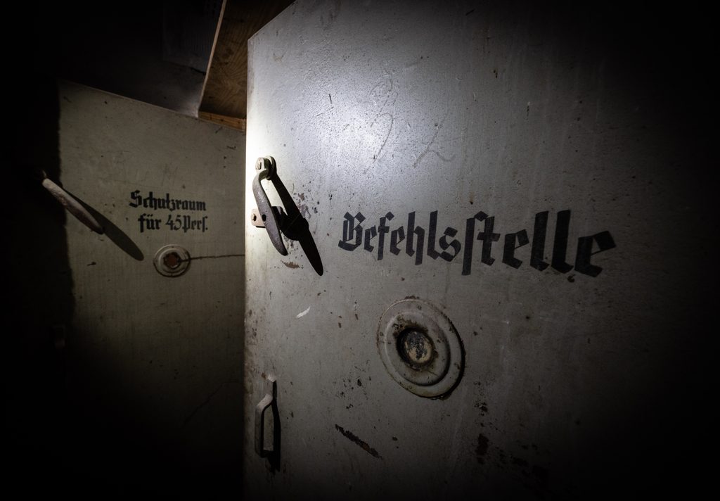 Innenraum eines Bunkers, Tür mit der Aufschrift „Befehlsstelle“