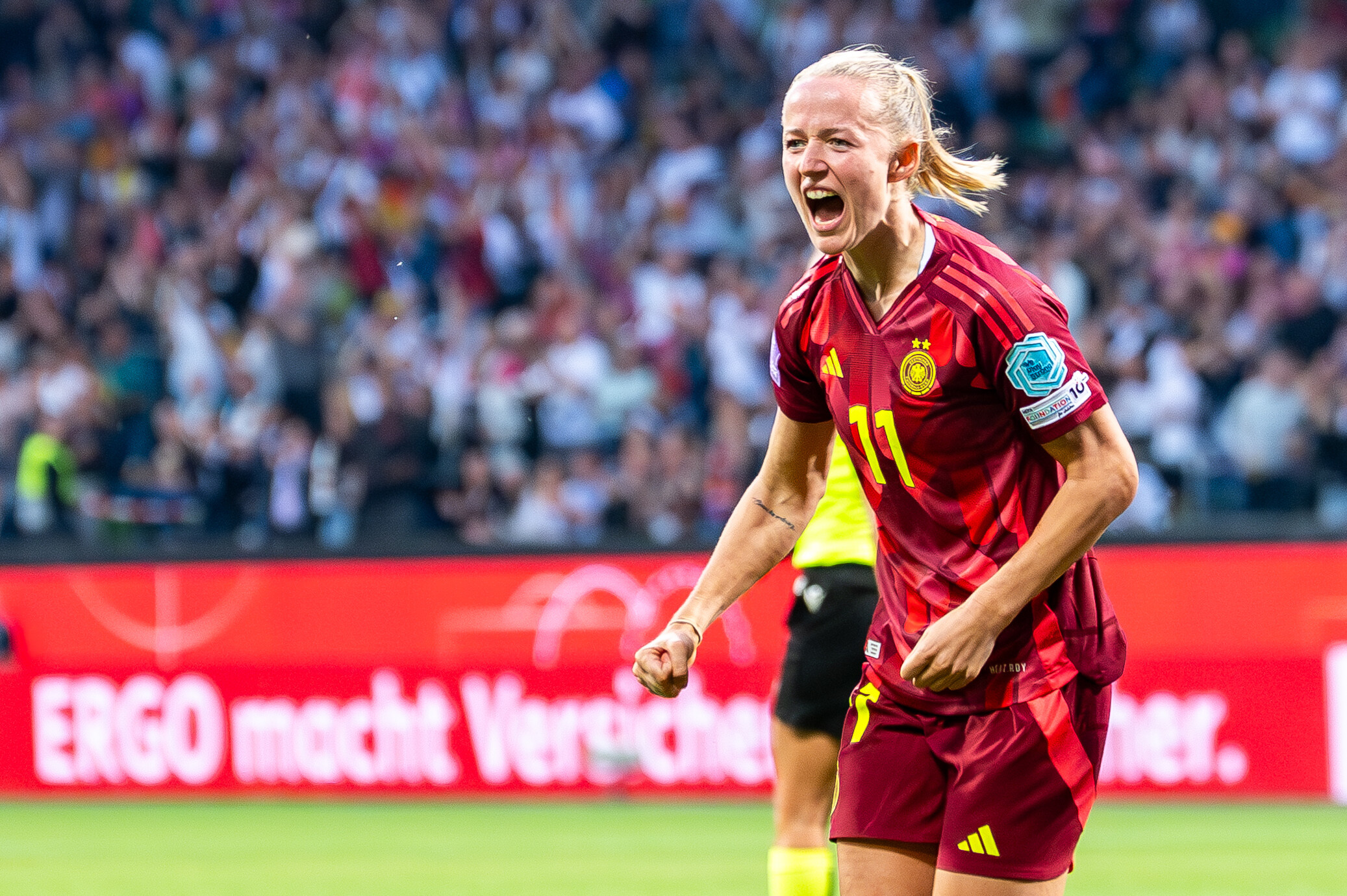 Lea Schüller jubelt nach einem Tor für Deutschland