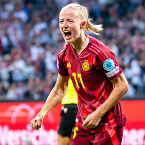 Lea Schüller jubelt nach einem Tor für Deutschland