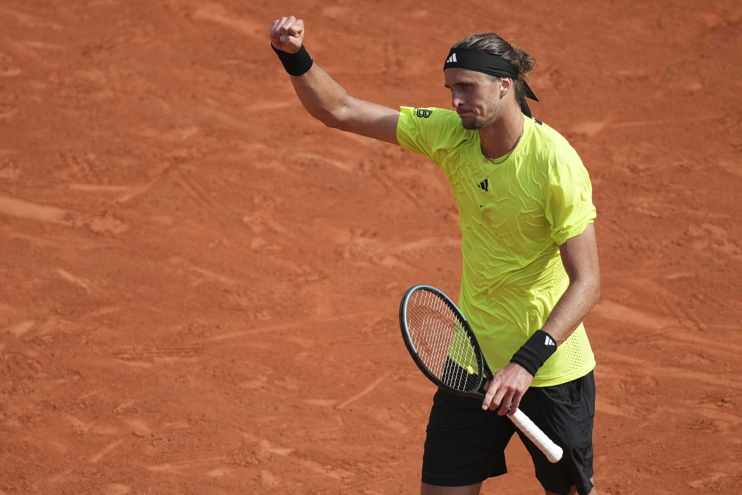 Alexander Zverev hebt die Faust zum Jubeln.